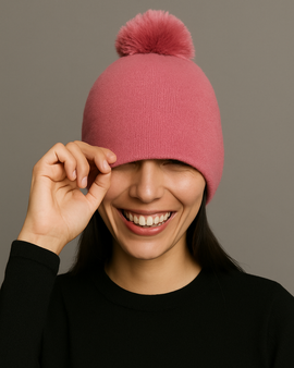 Gorro con pompon de piel liso