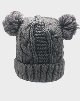 Gorro de lana dos pompones trenzado